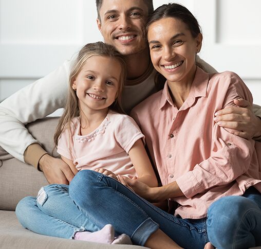 Imagem representando uma família com um homem, mulher e filha.