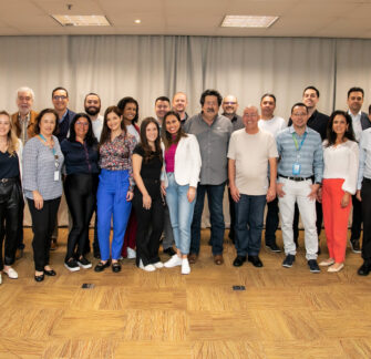 Foto con empleados y socios juntos tras finalizar el Café con los Accionistas.