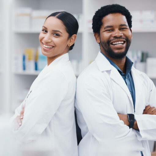 Los farmacéuticos, el trabajo en equipo y los brazos cruzados en el retrato, la medicina confianza o sobre nosotros la asistencia sanitaria en la colaboración farmacia médica. Sonrisa, la gente de farmacia feliz y confiado en la consulta al por menor o ayuda.