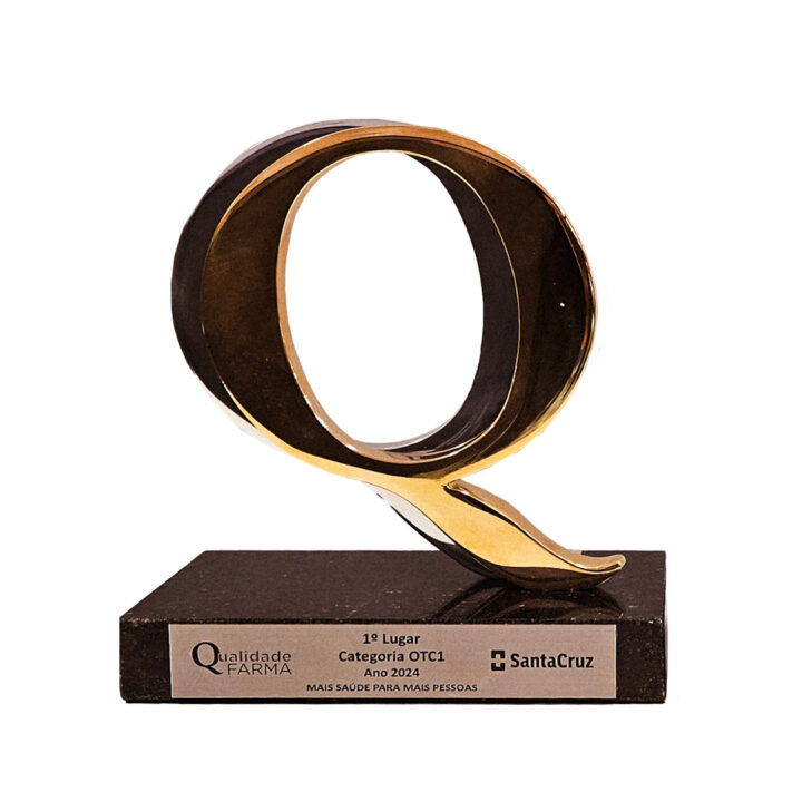 Photo of the first-place trophy for the Pharma Quality Award: the capital letter Q in gold on top of a granite base with the name of the award and the name of Biolab Farmacêutica.