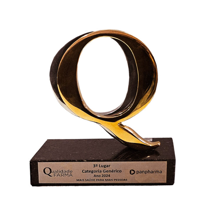 Photo of the first-place trophy for the Pharma Quality Award: the capital letter Q in gold on top of a granite base with the name of the award and the name of Biolab Farmacêutica.